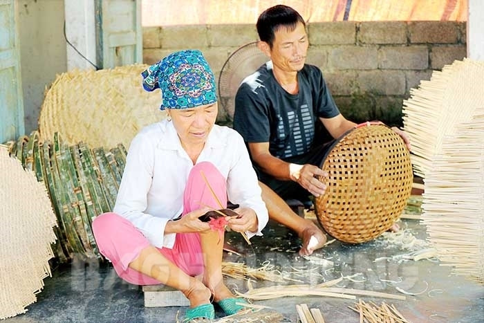 [Photos] Old people in Tu Ky township preserve bamboo, rattan weaving